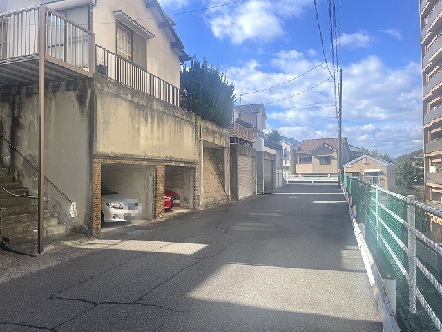 青崎2丁目　一戸建ての前面道路含む現地写真|前面道路は車の離合もスムーズにできて、駐車がしやすい広さです！