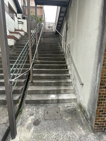 青崎2丁目　一戸建てのその他|比較的水はけがよく梅雨の湿気対策に対応しやすい道路より高い土地に建築された建物です。