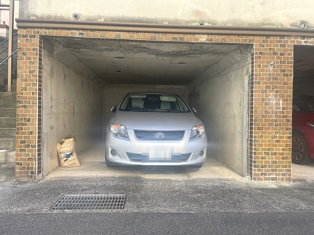 青崎2丁目　一戸建ての駐車場|洗車後の天候悪化も問題のない堀込車庫です。【車庫①　幅2.95ｍ×高さ1.97ｍ×奥行き5.1ｍ】