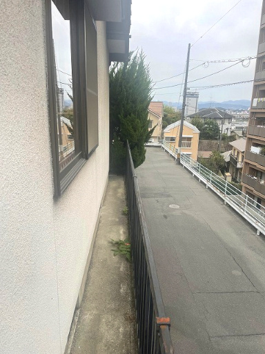 青崎2丁目　一戸建ての前面道路含む現地写真|物件の北側はがけ条例に該当します。