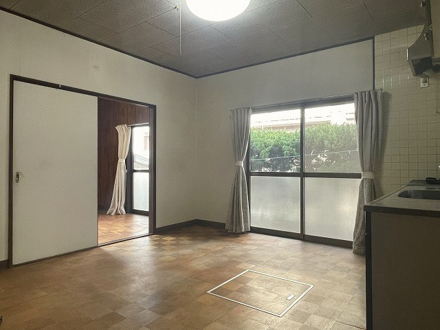 青崎2丁目　一戸建てのキッチン|約8.0帖のダイニングキッチンは、スペースを無駄なく活用できる壁付けキッチンです。