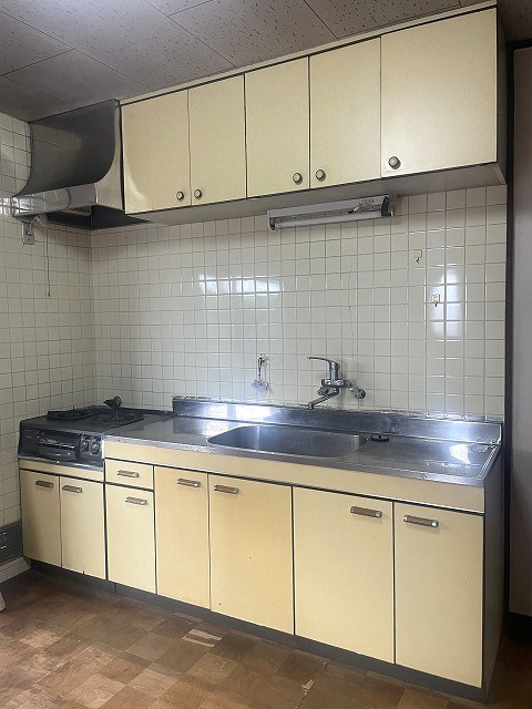 青崎2丁目　一戸建てのキッチン|好みのコンロに交換可能なテーブル型。シンク両サイドにスペースがあり調理や洗い物で作業分けが出来ます。