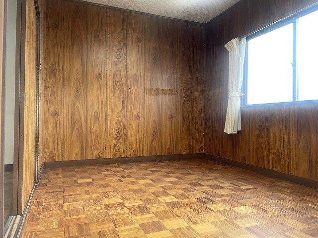 青崎2丁目　一戸建ての洋室|ダイニングと引き戸で仕切られ、調理中の匂いの広がりを防ぐことができる団欒空間の洋室約6.0帖です。