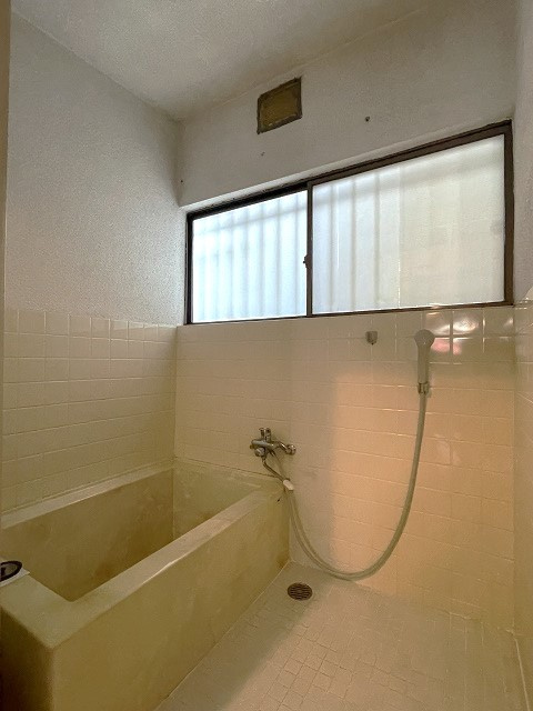 青崎2丁目　一戸建ての浴室|肩まで温まれる深さのある浴室です。換気がしやすい大きな窓があります。