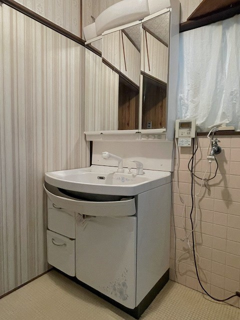 青崎2丁目　一戸建ての洗面所|シャワー付き洗面台です。設備交換やリフォームのご相談もお気軽に、弊社グループ会社での工事も可能です。