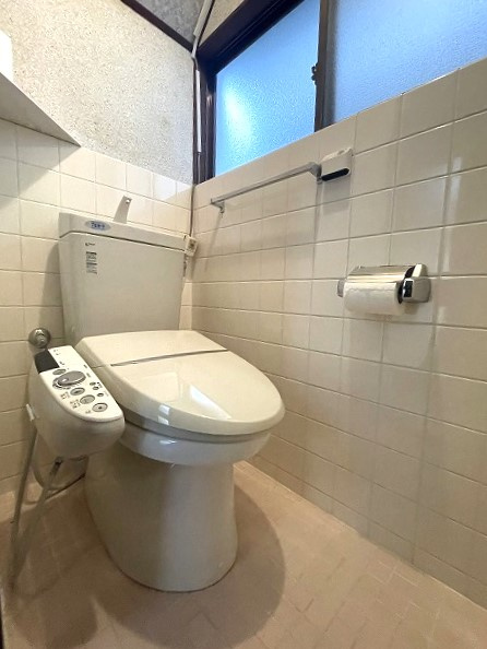 青崎2丁目　一戸建てのトイレ|1階にある温水洗浄便座トイレです。階段下にあるため2階からの動線もコンパクトです。