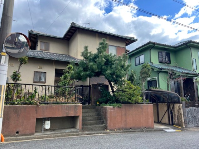 ◆建築条件無し売土地◆敷地５１.５２坪◆間口広めの１１.１ｍ◆前道幅員６.５ｍ◆八幡市橋本新石の外観|現地(２０２４年１２月撮影)
現況：古家有り