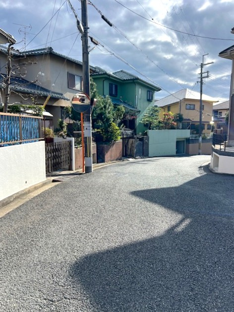 ◆建築条件無し売土地◆敷地５１.５２坪◆間口広めの１１.１ｍ◆前道幅員６.５ｍ◆八幡市橋本新石の前面道路含む現地写真|前道道路(２０２４年１２月撮影)