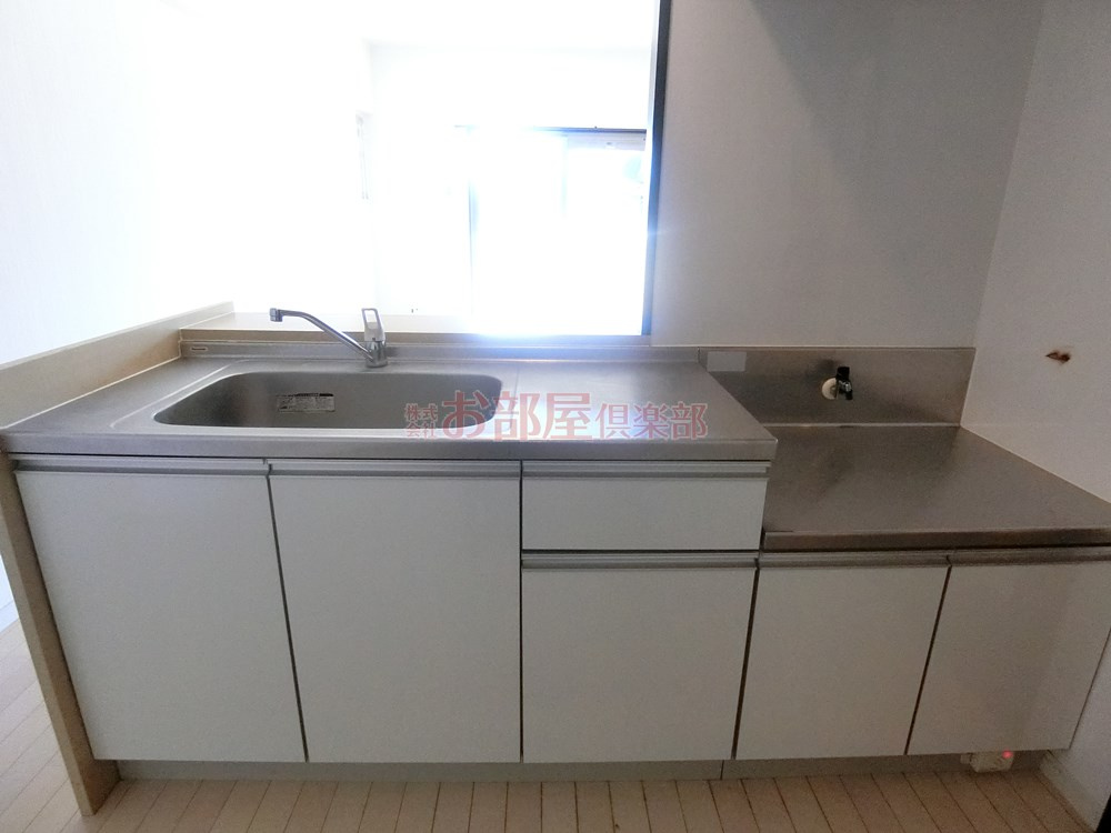 ブランシュールのキッチン|コンパクトなキッチンで掃除もラクラク