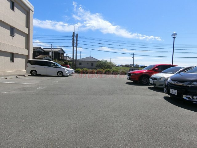 ブランシュールの駐車場|広々とした駐車場完備です