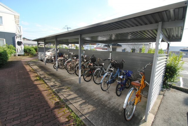上津コーポD棟のその他共用部分|広々とした自転車置き場があります