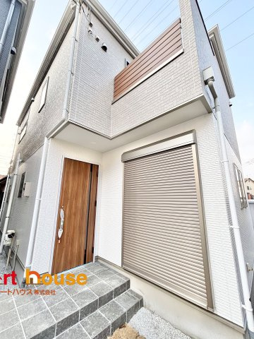 相模原市中央区共和　新築2棟の外観|外壁が周囲の街並みと青空に生えるお洒落な仕上がり！周囲には高い建物のないエリア。青い空が大きく感じますね。
