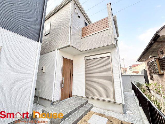 相模原市中央区共和　新築2棟の外観|外壁が周囲の街並みと青空に生えるお洒落な仕上がり！周囲には高い建物のないエリア。青い空が大きく感じますね。
