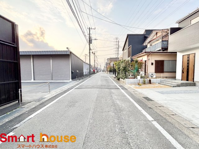 相模原市中央区共和　新築2棟の前面道路含む現地写真|お住まいの前面道路が広いと駐車が楽になり、陽当たりも遮られないので明るく居心地の良いお家になります♪
