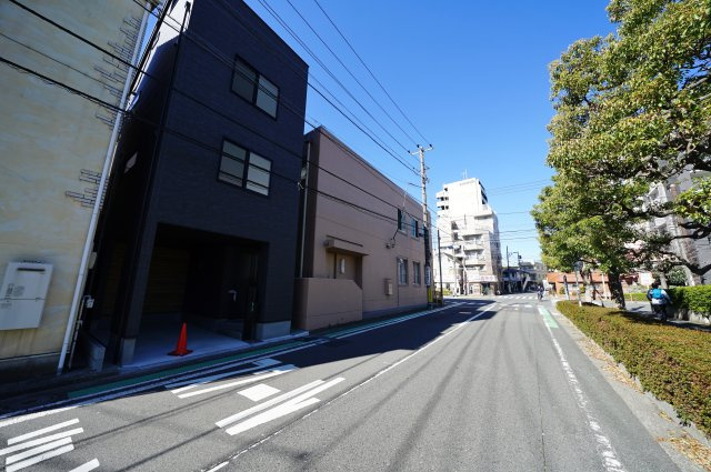 【横浜市西区浅間町4丁目339-2新築戸建て】★仲介手数料無料★（浅間台小学校・岡野中学校）の前面道路含む現地写真