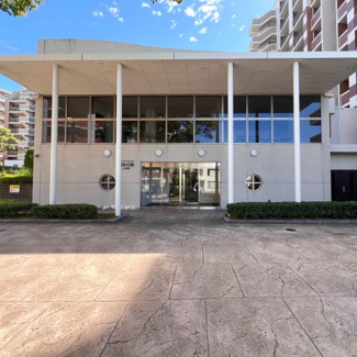 【外観】 | スタジアムの入り口のようなおしゃれなエントランス。安心の管理人さん常駐です