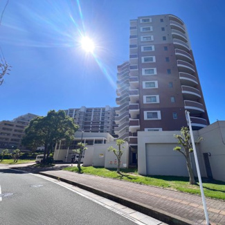 【外観】 | 福岡空港駅まで徒歩約15分でアクセスできます。緑あふれるユニバ通り沿いの立地で落ち着いた環境です。駐車場に空きがあるので車をお持ちの方でも安心です