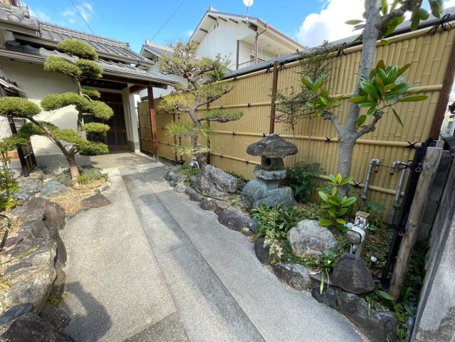 土居田駅まで徒歩１１分！利便性のいいトチの周辺|庭があることでガーデニングや家庭菜園はもちろん、こどもの遊び場やペットを放して遊ぶことができます。また、家の周囲に余裕があるということです。隣地との間があれば、十分な日当たりと、風通しが確保できます。
