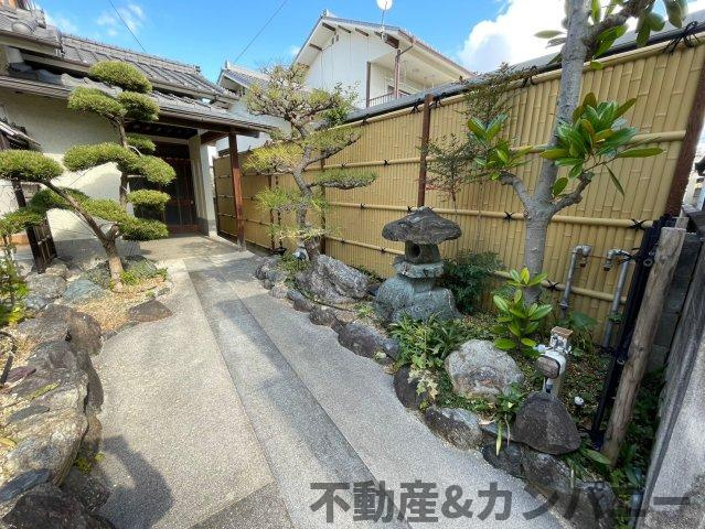 土居田駅まで徒歩１１分！利便性のいいトチの周辺|庭があることでガーデニングや家庭菜園はもちろん、こどもの遊び場やペットを放して遊ぶことができます。また、家の周囲に余裕があるということです。隣地との間があれば、十分な日当たりと、風通しが確保できます。