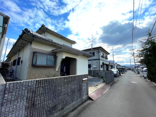 土居田の4LDK。リフォームプランニング可能！の前面道路含む現地写真|前道が整備されており、快適なアクセスを実現します。交通量の少ない環境で、静かに暮らせる住まいです。