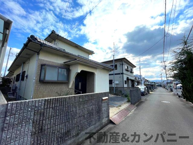 土居田の4LDK。リフォームプランニング可能！の前面道路含む現地写真|前道が整備されており、快適なアクセスを実現します。交通量の少ない環境で、静かに暮らせる住まいです。