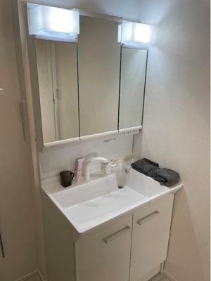 【独立洗面台】 | 山形市飯塚平屋【建売住宅】 | 三面鏡の洗面台は、スタイリッシュなだけでなく収納力もあります。