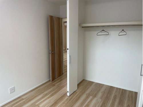 山形市飯塚平屋【建売住宅】の洋室|洋室もそれぞれ収納スペースが完備されております。