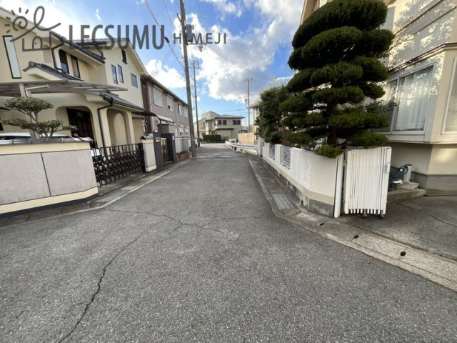 姫路市網干区垣内南町/中古戸建の前面道路含む現地写真