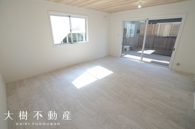 【居間・リビング】 | 座間市緑ケ丘２丁目　中古戸建て【仲介手数料無料】 | □■当社なら諸費用を最大限削減できます■□