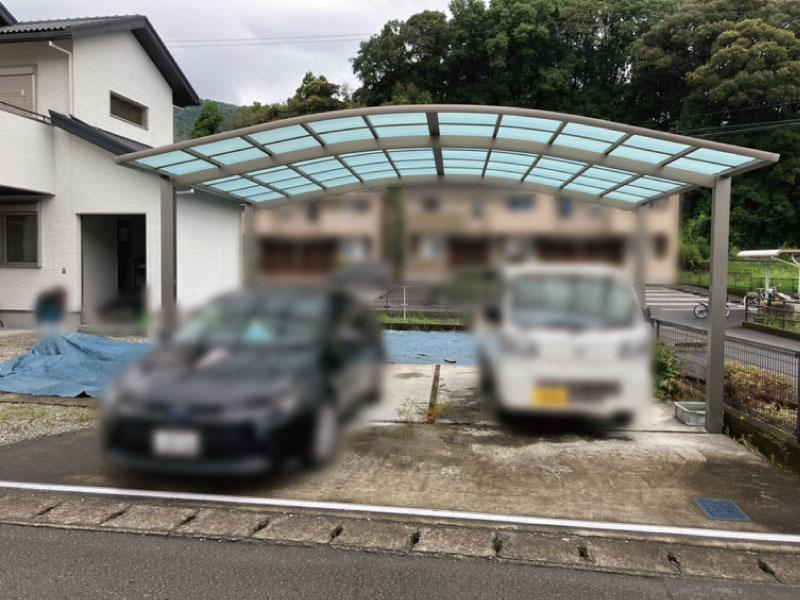 土佐市蓮池の駐車場|カーポートに2台、奥の庭部分にも2台、計4台駐車可能です。