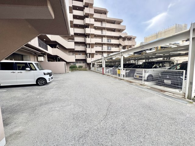 アルファステイツ朝霧丘の駐車場