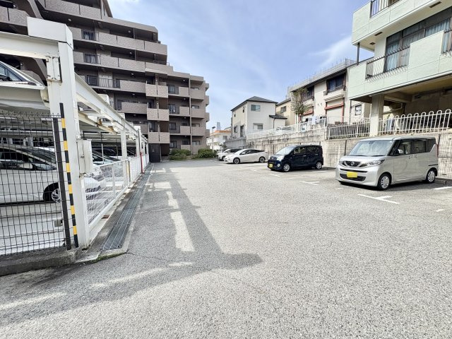 アルファステイツ朝霧丘の駐車場