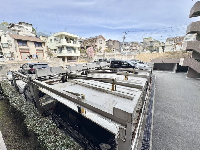 アルファステイツ朝霧丘の駐車場