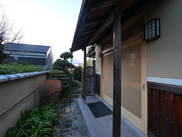 鹿野園町戸建のエントランス