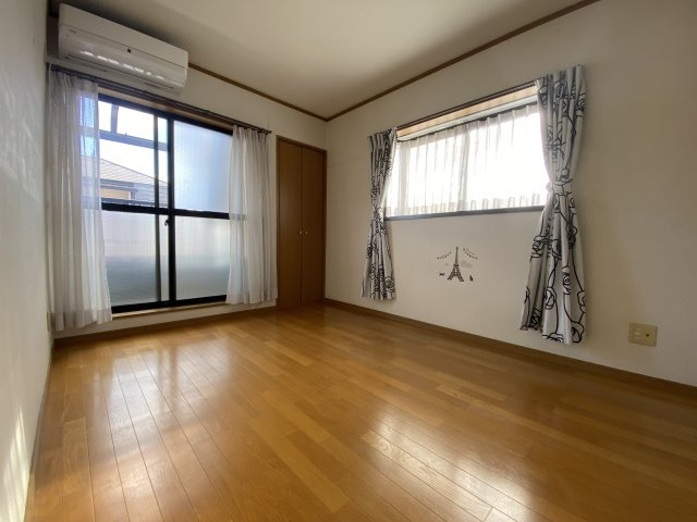 鳴尾町2丁目　中古戸建の洋室