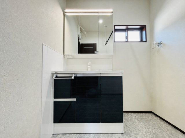 戸建　安八郡安八町南今ケ渕第２　全7区画分譲の独立洗面台|影ができにくい「ツインラインLED照明」。
