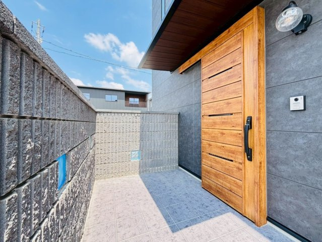 戸建　安八郡安八町南今ケ渕第２　全7区画分譲の玄関|玄関ドアの取っ手ハンドル部分にセンサーがついており、カード・シールタイプのキーで開け閉めができます
