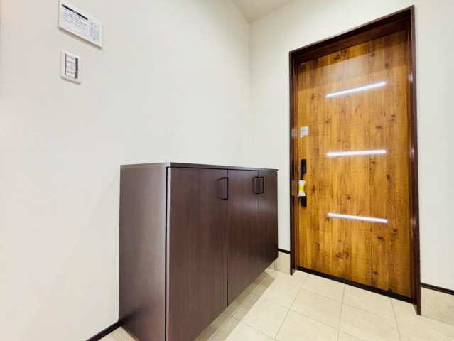 戸建　安八郡安八町南今ケ渕第２　全7区画分譲の玄関|大容量のシューズ収納付きで玄関周りもすっきり！玄関ドアからの光が玄関ホールを明るくしてくれます。