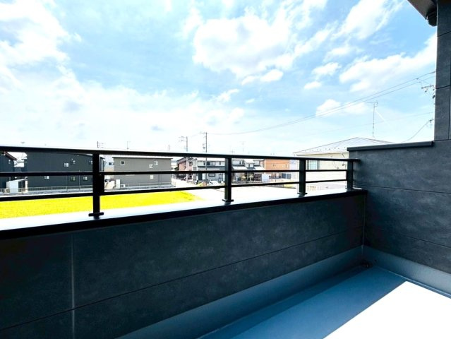 戸建　安八郡安八町南今ケ渕第２　全7区画分譲のバルコニー|バルコニーは南向きで洗濯物もよく乾きます！強度と表面積硬度を持つFPRで防水しています。