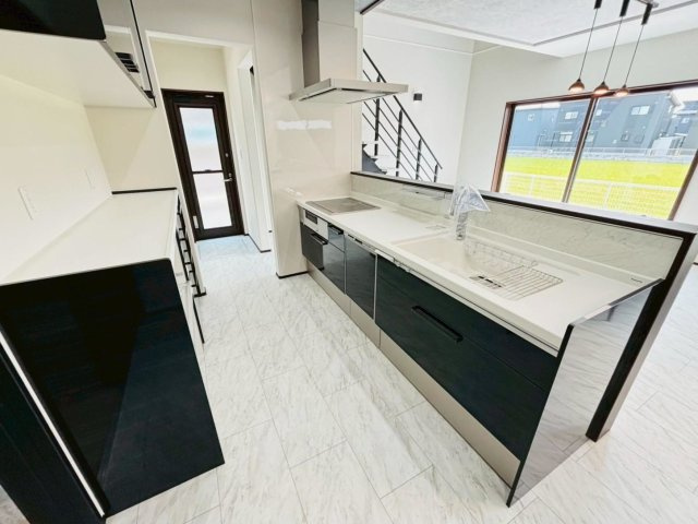 戸建　安八郡安八町南今ケ渕第２　全7区画分譲のキッチン|機能的なシステムキッチン。収納力に優れた大容量の引出でキッチン回りがスッキリ片付きます。