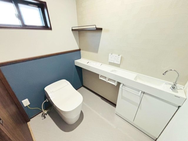 戸建　安八郡安八町南今ケ渕第２　全7区画分譲のトイレ|少ない水で効率的に洗浄するトルネード洗浄とお掃除のしやすさを究めたフチなし形状でお手入れ楽々。