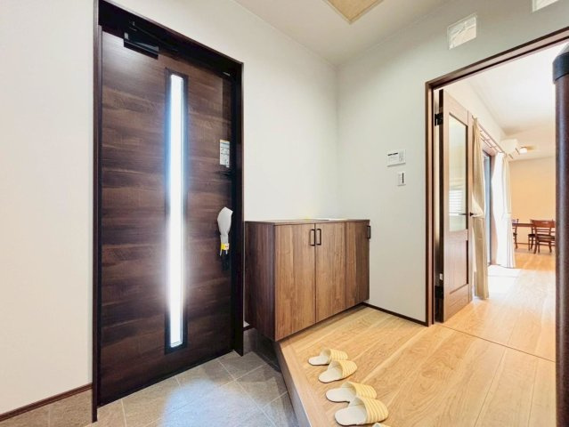 戸建　安八郡安八町南今ケ渕第２　全7区画分譲の玄関|大容量のシューズ収納付きで玄関周りもすっきり！玄関ドアからの光が玄関ホールを明るくしてくれます。