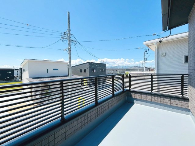 戸建　安八郡安八町南今ケ渕第２　全7区画分譲のバルコニー|バルコニーは南向きで洗濯物もよく乾きます！強度と表面積硬度を持つFPRで防水しています。