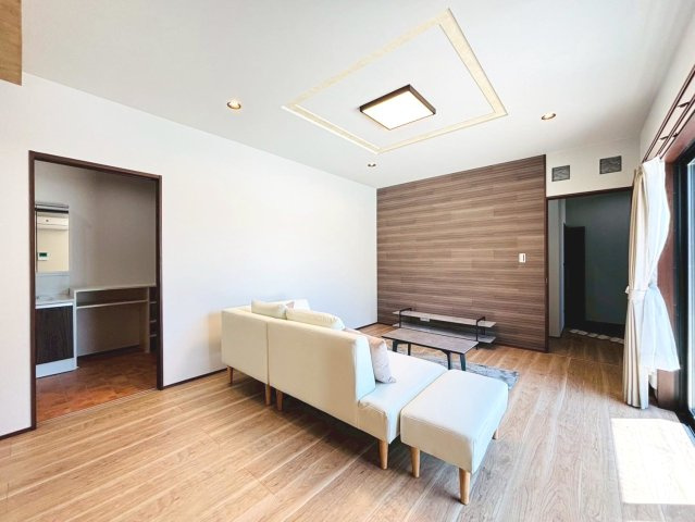 戸建　安八郡安八町南今ケ渕第２　全7区画分譲の居間・リビング|大きな窓がリビング全体に光と風を運びます。