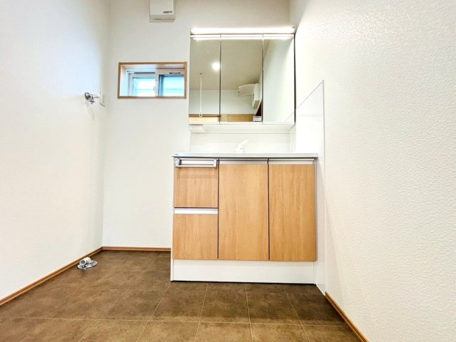 戸建　安八郡安八町南今ケ渕第２　全7区画分譲の独立洗面台|影ができにくい「ツインラインLED照明」。