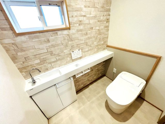 新築戸建　安八郡安八町南今ケ渕第２　全7区画分譲のトイレ|少ない水で効率的に洗浄するトルネード洗浄とお掃除のしやすさを究めたフチなし形状でお手入れ楽々。