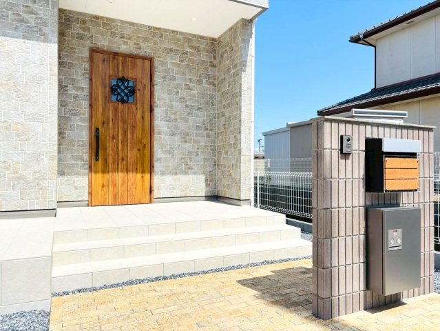 戸建　安八郡安八町南今ケ渕第２　全7区画分譲の玄関|玄関ドアの取っ手ハンドル部分にセンサーがついており、カード・シールタイプのキーで開け閉めができます