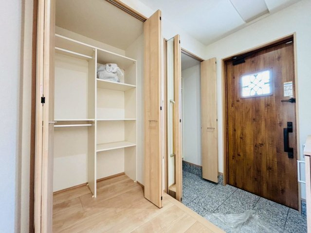 戸建　安八郡安八町南今ケ渕第２　全7区画分譲の玄関|大容量のシューズ収納付きで玄関周りもすっきり！玄関ドアからの光が玄関ホールを明るくしてくれます。