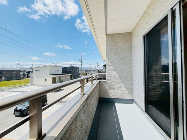 戸建　安八郡安八町南今ケ渕第２　全7区画分譲のバルコニー|バルコニーは南向きで洗濯物もよく乾きます！強度と表面積硬度を持つFPRで防水しています。