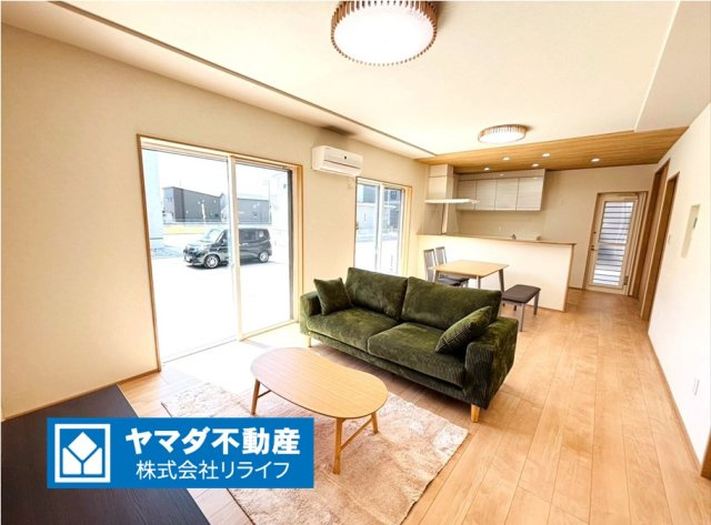 戸建　安八郡安八町南今ケ渕第２　全7区画分譲の居間・リビング|大きな窓がリビング全体に光と風を運びます。